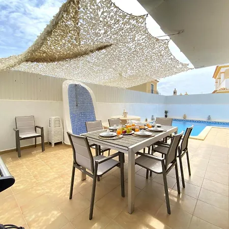 Vila Amazing With Pool By Homing *