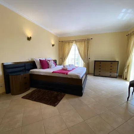 Vila Amazing With Pool By Homing